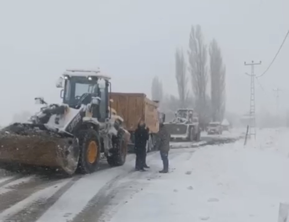 Darende'de Kara Saplanan Karayolları Ekibi Kurtarıldı