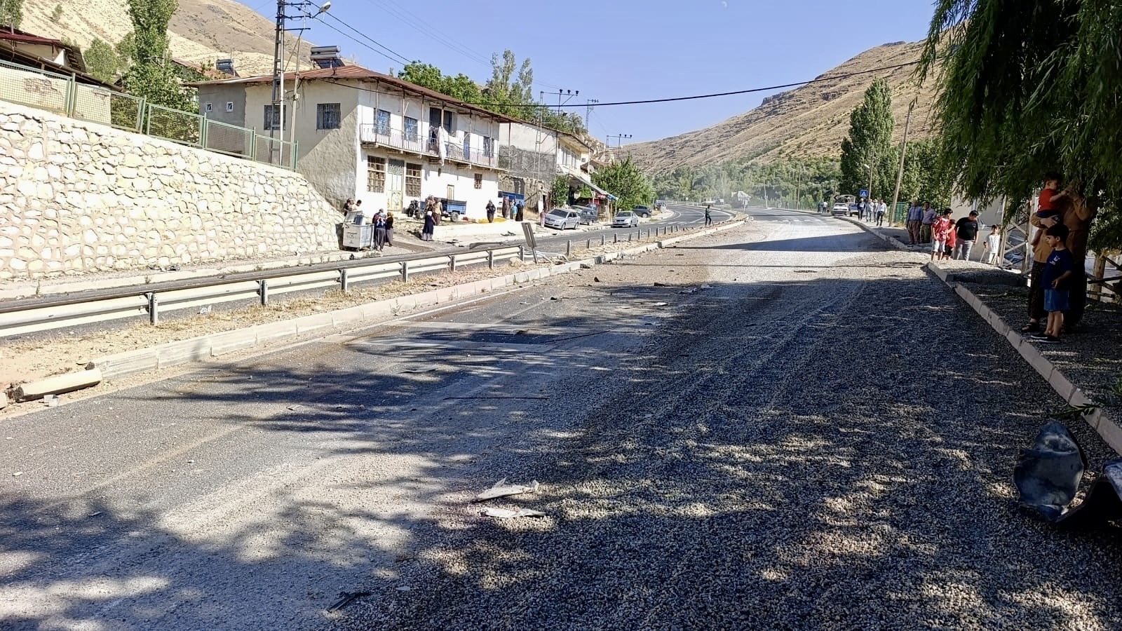 Kum Yüklü Kamyon Devrildi